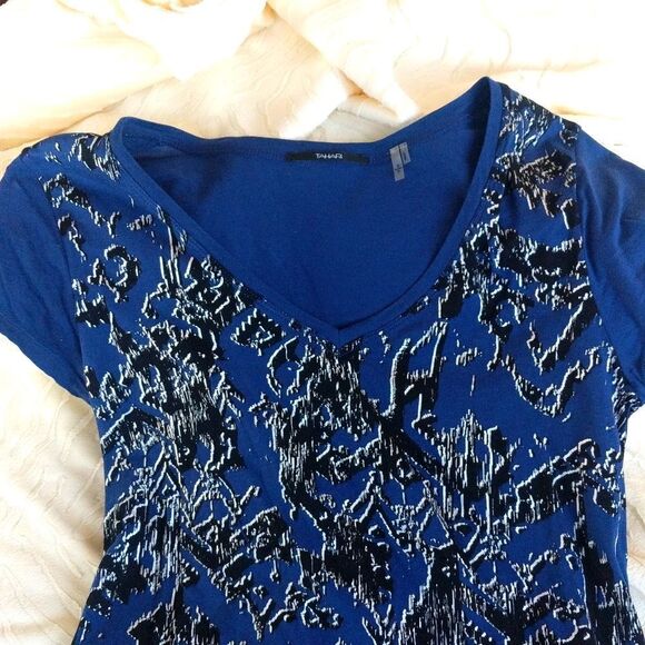 Tahari T-shirt with Foil print design - Picture 2 of 10